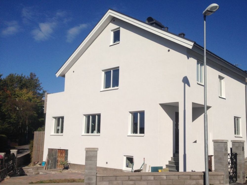 Nyputsad vit husfasad