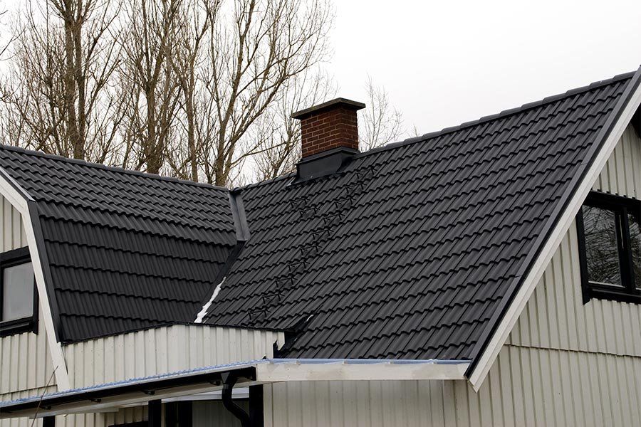 Villa med nylagt svart tegeltak